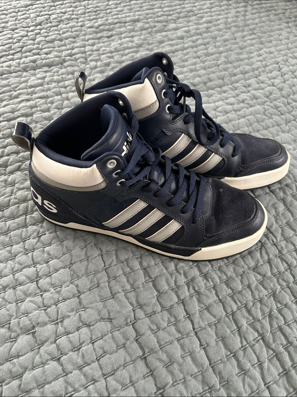 Adidas Men’s Raleigh 9TIS Mid Shoes Navy, Gray, and White Size 10